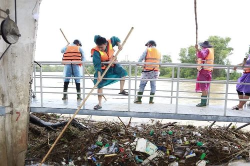 Đà Nẵng huy động Quân đội vớt rác ứ đọng ngăn nguy cơ vỡ đập tràn