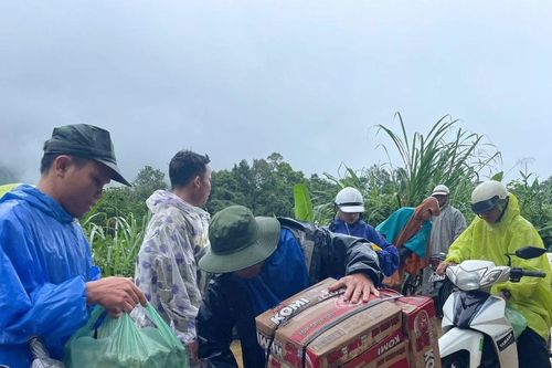 Trường học Đà Nẵng tiếp ứng lương thực cho người dân vùng sạt lở