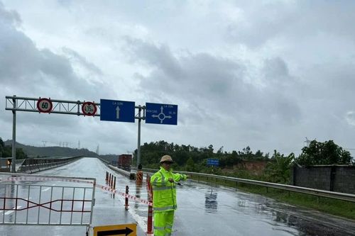 Khẩn trương khắc phục sự cố cao tốc La Sơn - Hòa Liên sau đợt mưa lớn kéo dài