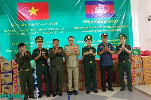 BĐBP tỉnh Gia Lai trao vật chất cho các đơn vị lực lượng vũ trang tỉnh Ratanakiri, Campuchia