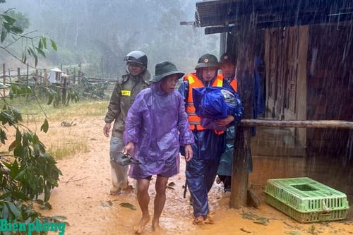 Mưa lớn kéo dài, nhiều xã miền núi biên giới thành phố Huế bị sạt lở và cô lập