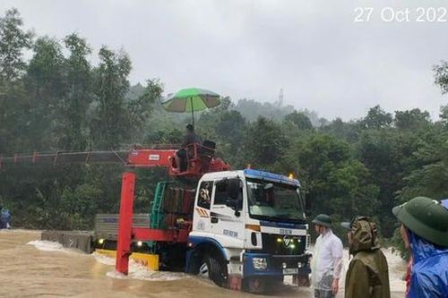 Giải cứu 'ngoạn mục' nhóm người đi phát rừng bị mắc kẹt do mưa lũ