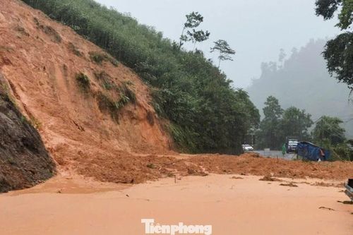 Đà Nẵng mưa to, hàng trăm hộ dân sơ tán, ca nô được 'ship khẩn' đi cứu ngập