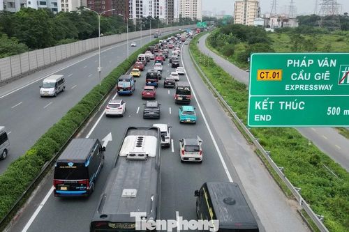 Hiện trạng quá tải trên cao tốc Pháp Vân - Cầu Giẽ sắp mở rộng lên 12 làn xe