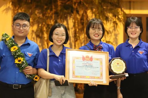 Khen thưởng thủ lĩnh thanh niên công nhân 'dám nghĩ, biết làm'