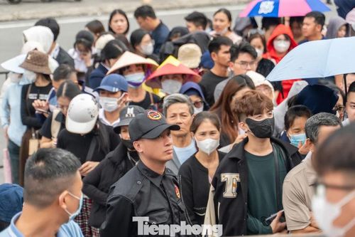 Hàng nghìn người dân Quảng Ninh xếp hàng đổi vé xem concert