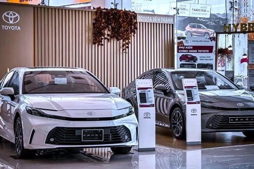 Loạt xe hybrid chạy đua giảm giá dịp cuối năm