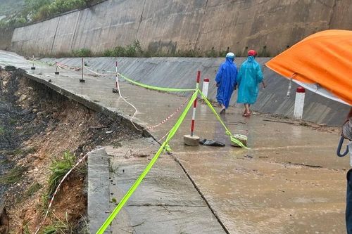 Mưa lớn gây sạt lở nhiều tuyến đường ở Đà Nẵng