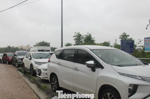 Hàng trăm ô tô ở Đà Nẵng xếp hàng dài lên tuyến đường dẫn của cầu để 'chạy' lụt