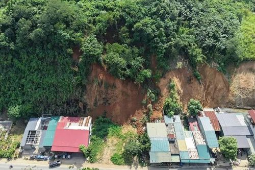 Xuất hiện vết sạt lớn ở Lào Cai, di dời dân khỏi vùng nguy hiểm