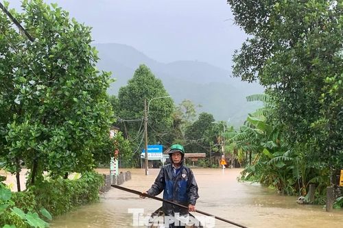 Đà Nẵng: Nhiều khu vực bị cô lập, có nơi ngập sâu hơn 1m