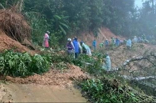 Tận thấy sạt lở, mưa lũ diện rộng ở Huế - Đà Nẵng - Quảng Ngãi