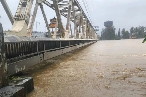 19 toa tàu chở đá giữ cầu Bạch Hổ giữa dòng lũ sông Hương