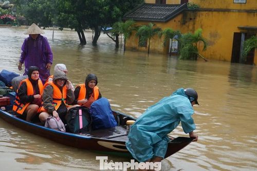 Khẩn cấp sơ tán du khách rời Hội An