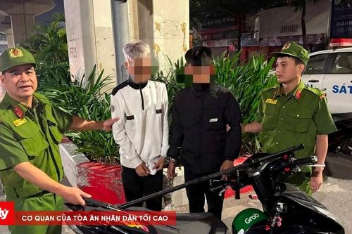 Hai thanh niên mang theo hung khí hành hung người đi đường trên phố Hà Nội
