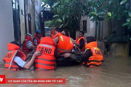 Lực lượng chức năng căng mình hỗ trợ người dân Huế trong mưa lũ