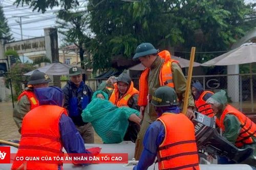 Đà Nẵng: Kịp thời cứu cháu bé và bệnh nhân giữa mưa lũ