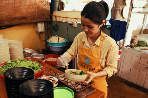 Khách Tây thử đặc sản kỳ công 35.000 đồng ở Hội An, muốn ăn 2 bát mới bõ