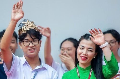 Món quà bạn bè, thầy cô chào đón quán quân Olympia Trần Bùi Bảo Khánh