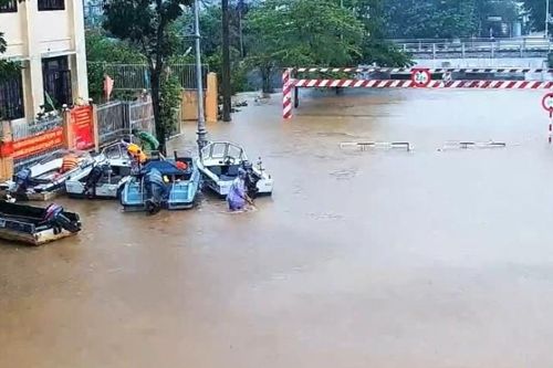 Mưa đặc biệt to gây ngập nặng ở Huế, còi hú báo lũ vang khắp thành phố
