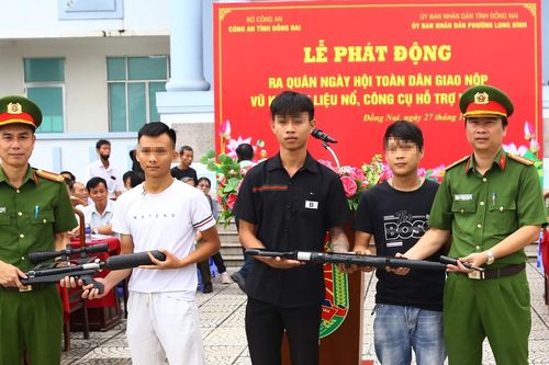 Tưởng bị phạt khi nộp vũ khí, người dân bất ngờ nhận quà chăm sóc sức khỏe