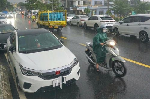 Ô tô nối đuôi nhau 'dừng chân' trên cầu tránh ngập ở miền Trung