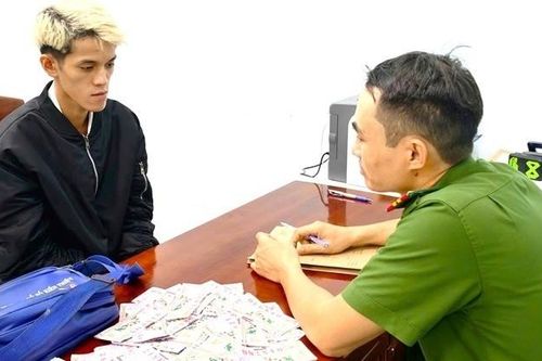 Nam thanh niên 23 tuổi vờ hỏi mua rồi cướp 460 tờ vé số của phụ nữ khuyết tật