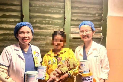 Cứu sống cháu bé 5 ngày tuổi bị thủng dạ dày vì mẹ cho ăn cơm
