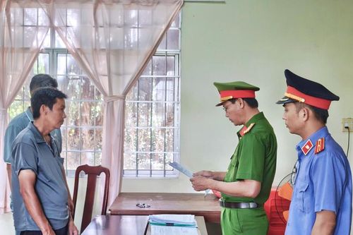 Tống đạt Quyết định khởi tố đối tượng chuyên thực hiện nhiều vụ trộm