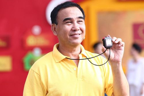 MC Quyền Linh nói gì khi bị nhận xét 'một màu', lặp lại?