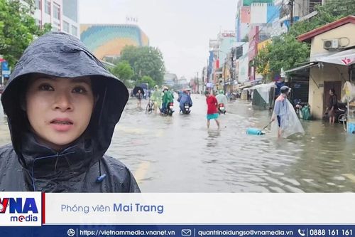 Giao thông tại Huế bị xáo trộn vì ngập lụt