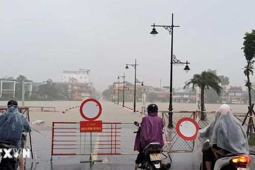 Một số điểm trên quốc lộ còn ngập sâu, sạt lở lớn tại Huế và Đà Nẵng