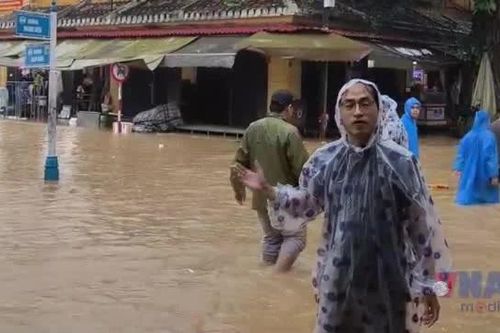Phố cổ Hội An ngập trong biển nước