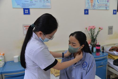 Cô gái trẻ được phát hiện mắc bệnh hiếm gặp trên thế giới do tuyến giáp phình to