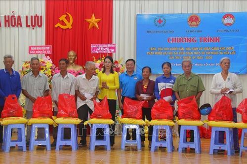 Hỗ trợ các gia đình, học sinh có hoàn cảnh khó khăn vươn lên trong cuộc sống