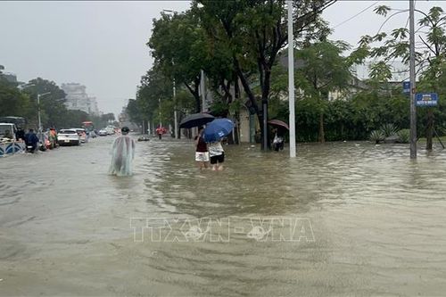 Nhiều tuyến đường tại Huế bị chia cắt, lũ sông Hương vẫn trên báo động 3