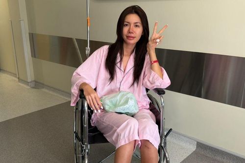 Nữ người mẫu Vbiz bị sốt 40 độ, phải ngồi xe lăn trong bệnh viện