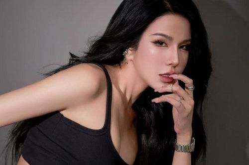 Diện áo ngắn cũn cỡn nhưng Diệp Lâm Anh vẫn cực kỳ cuốn hút ở tuổi U40 nhờ chi tiết này