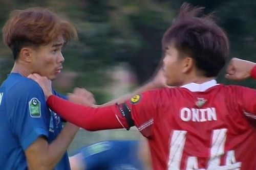 Cầu thủ Thái Lan đòi đánh nhau, Chanathip bị đuổi vì giật chỏ