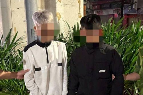 2 thanh niên Hà Nội xuống đường lúc rạng sáng có hành vi gây phẫn nộ