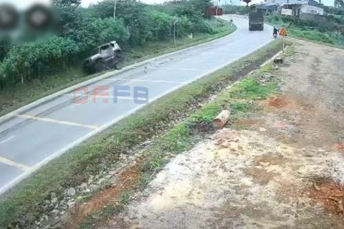 Xe con suýt đấu đầu xe tải rồi lật ngửa trên đường, tình huống khiến dân tình tranh luận đúng sai rôm rả
