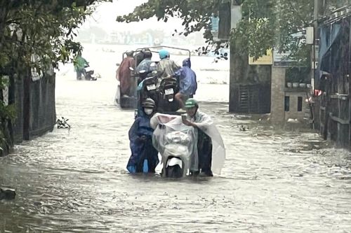 Huế mưa lớn, chính quyền kích hoạt còi hú cảnh báo thiên tai, học sinh nghỉ học