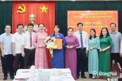 Đảng ủy các cơ quan Đảng tỉnh Đồng Nai trao quyết định về công tác cán bộ