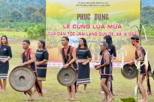 Dân làng Dun De gửi đến Yàng ước vọng được mùa