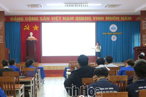 Hơn 120 sinh viên Trường Đại học Nha Trang tìm hiểu công nghệ tái chế nhựa của Đức
