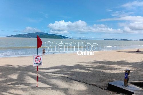 Cứu sống cụ ông gặp nạn trên biển Nha Trang