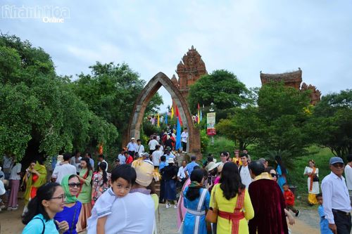 Lễ hội Katê: Khi con người biết cúi đầu trước trời đất và mỉm cười với nhau