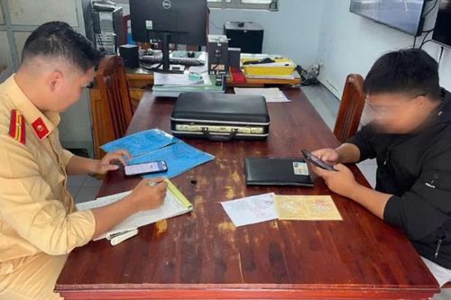 Lập biên bản xử phạt tài xế chạy xe ô tô ngược chiều