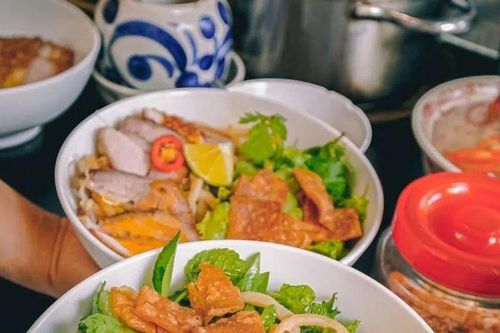 Cao lầu Hội An: Món mì 35.000 đồng làm du khách Canada say mê