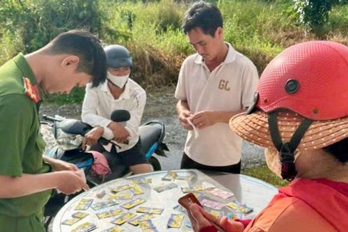 Người bán vé số bị nước cuốn trôi, may mắn được cứu kịp thời